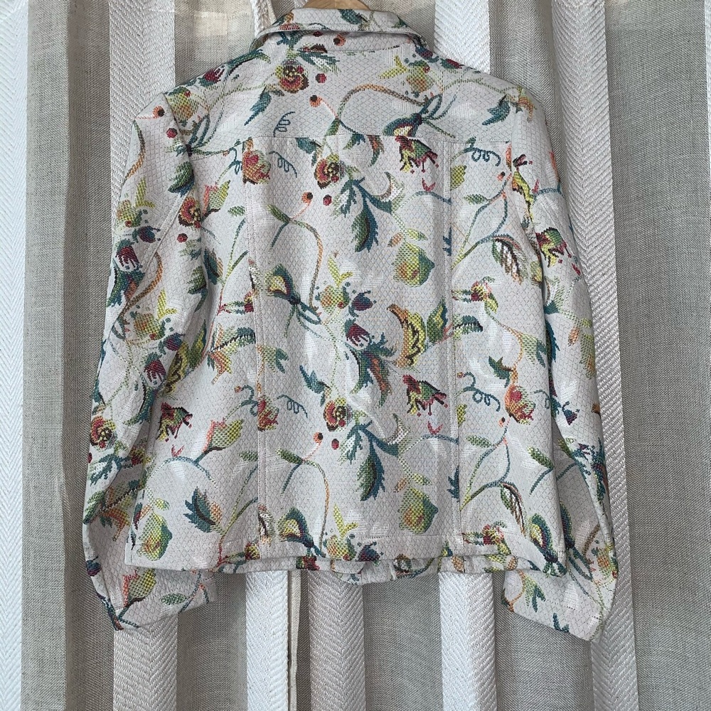 Beautiful light weight jacket! - Picture 5 of 8